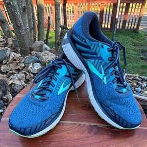 Brooks Size 10 Women’s Athletic Shoes in Blue and Teal